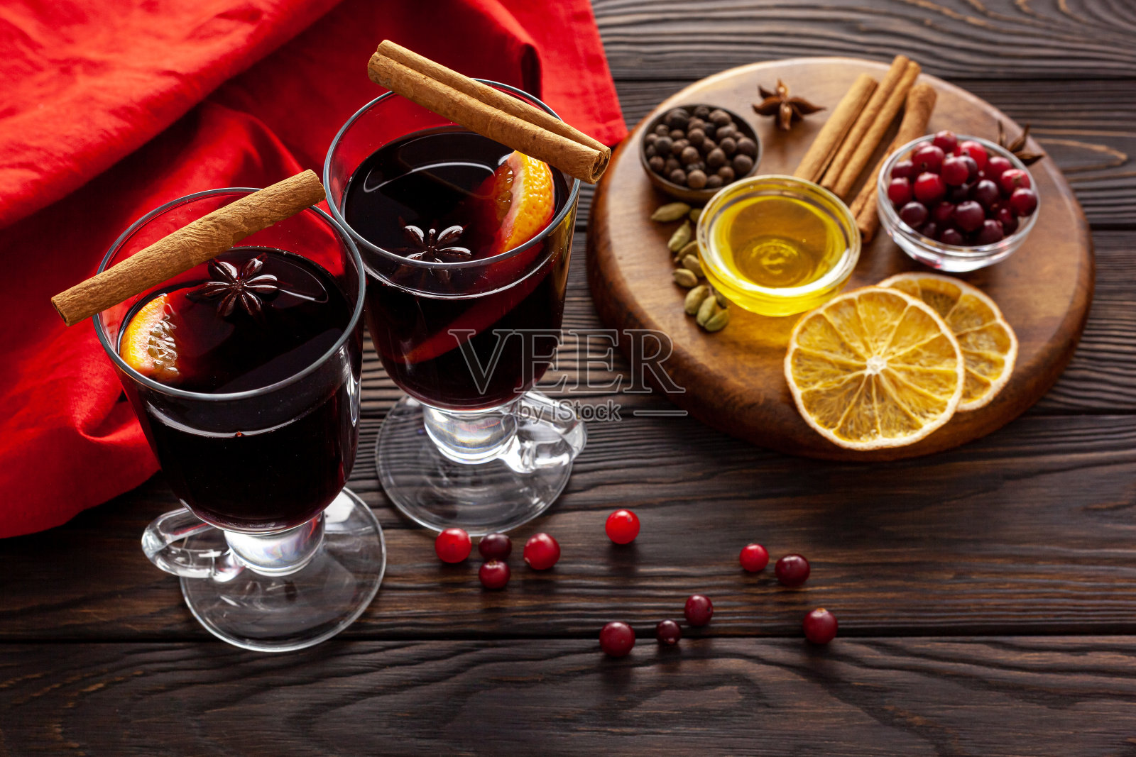 一种用红酒、香料和柑橘类水果制成的冬季圣诞热饮照片摄影图片