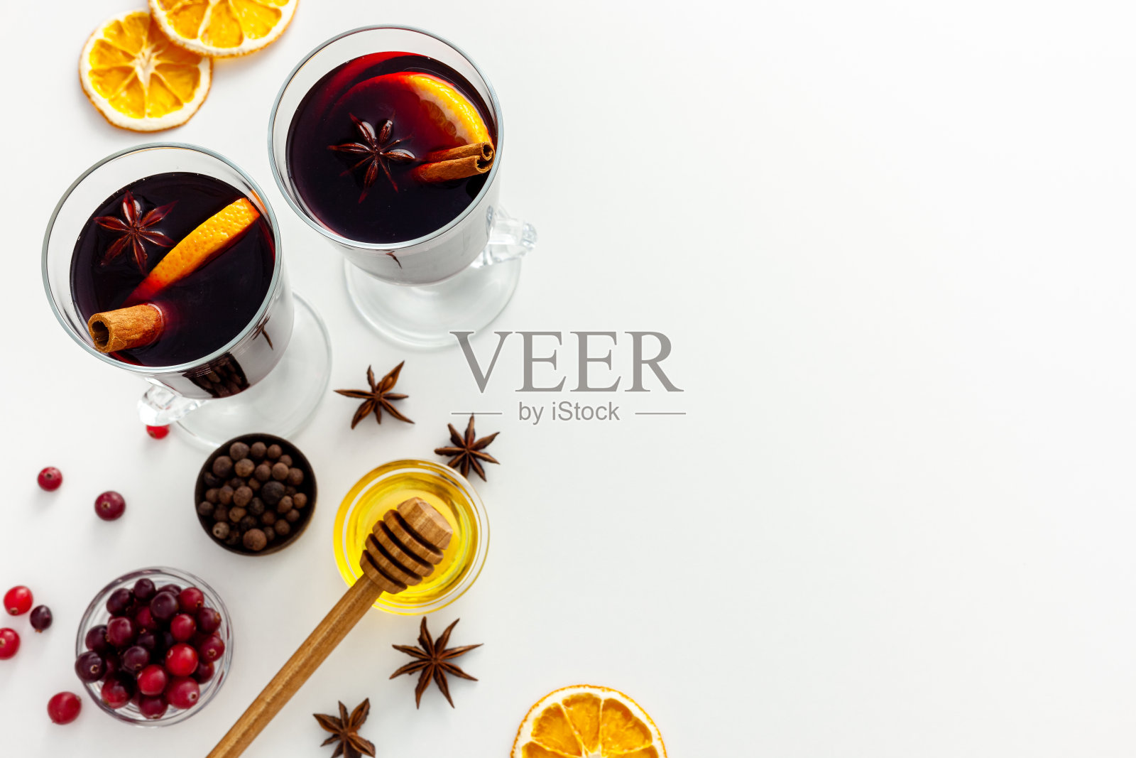 一种用红酒、香料和柑橘类水果制成的冬季圣诞热饮。照片摄影图片