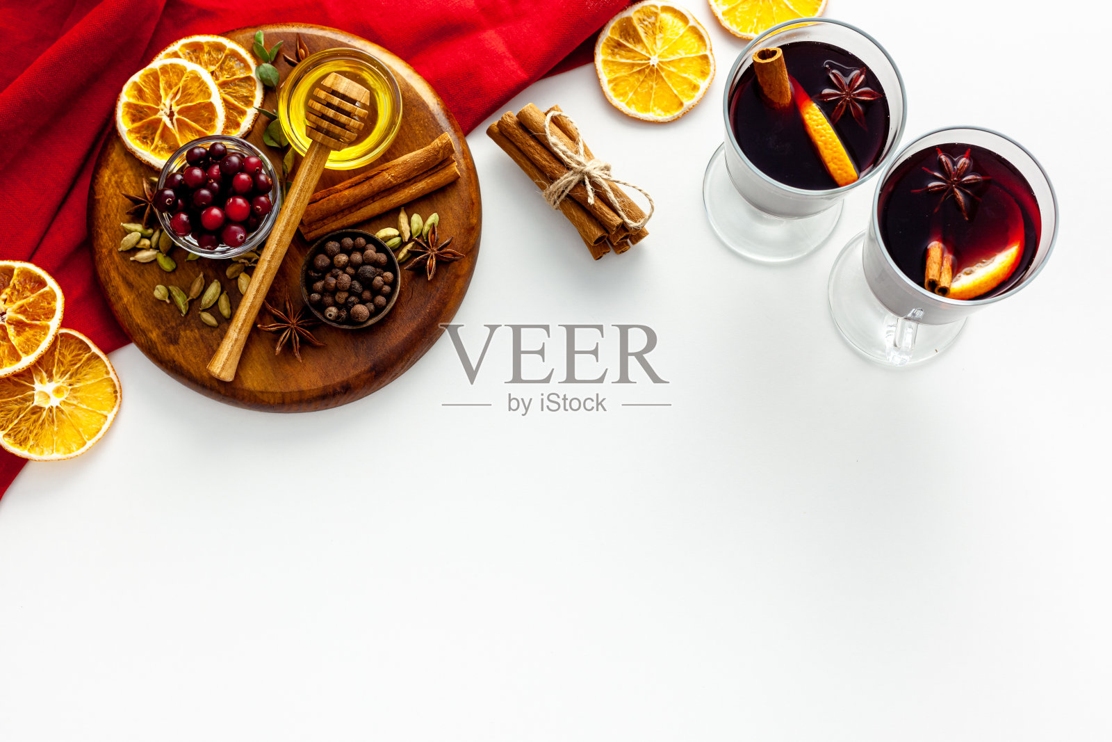 一种用红酒、香料和柑橘类水果制成的冬季圣诞热饮。照片摄影图片