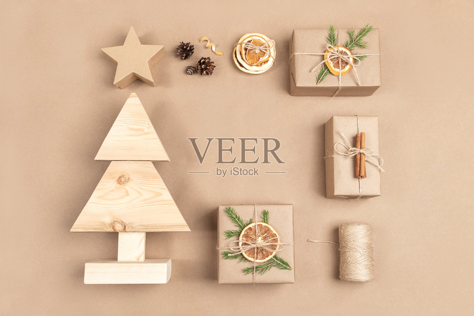 圣诞节组成。自制的木制圣诞树，礼物，节日装饰工艺米色背景。概念圣诞零浪费，环保。俯视图平放复制空间照片摄影图片