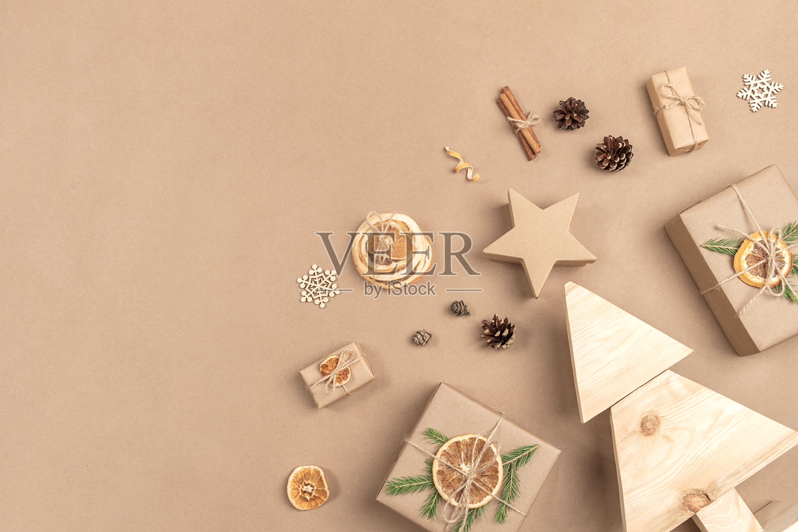 圣诞节组成。自制的木制圣诞树，礼物，节日装饰工艺米色背景。概念圣诞零浪费，环保。俯视图平放复制空间照片摄影图片