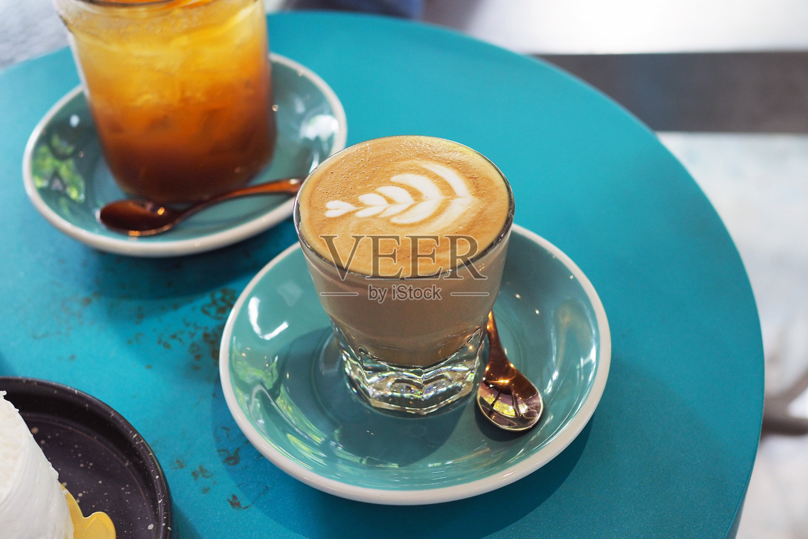 一杯热咖啡与美丽的花形状拿铁艺术在大理石桌子的背景。照片摄影图片