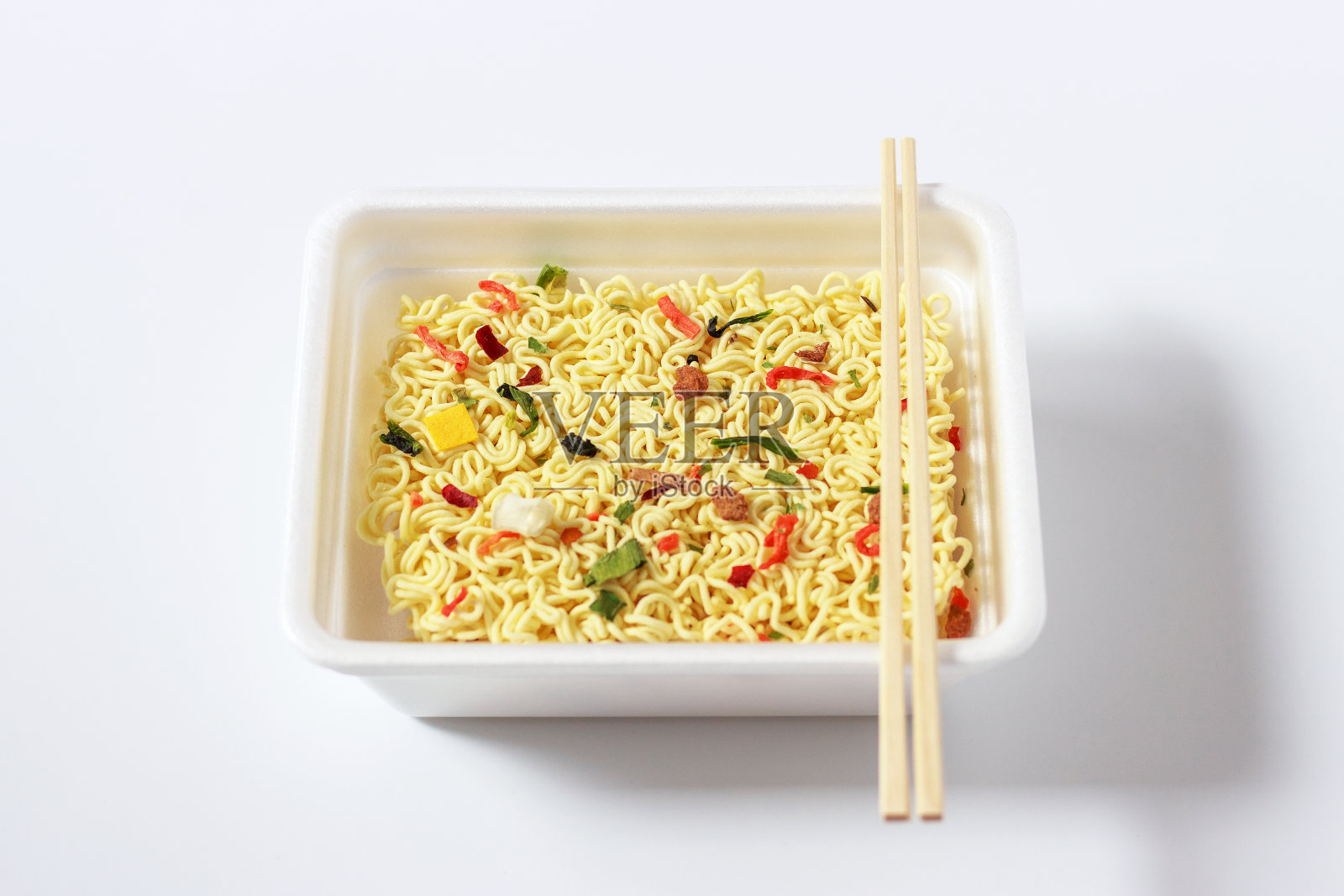 方便面在塑料碗上白色的背景俯视图照片摄影图片