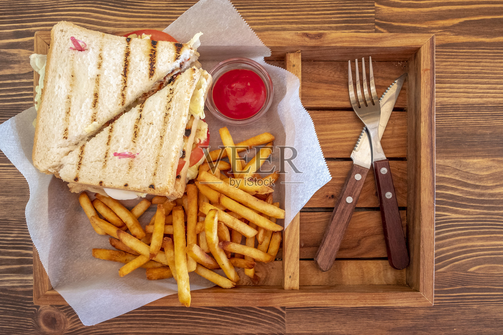 总汇三明治放在一张木桌上。照片摄影图片