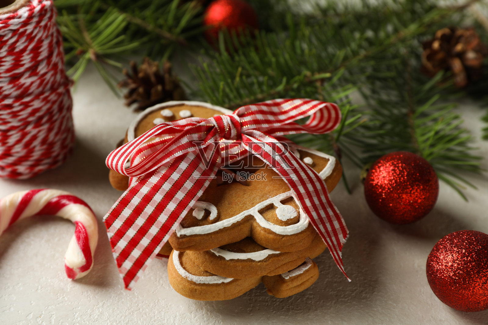 概念与圣诞饼干在白色的背景，近距离照片摄影图片