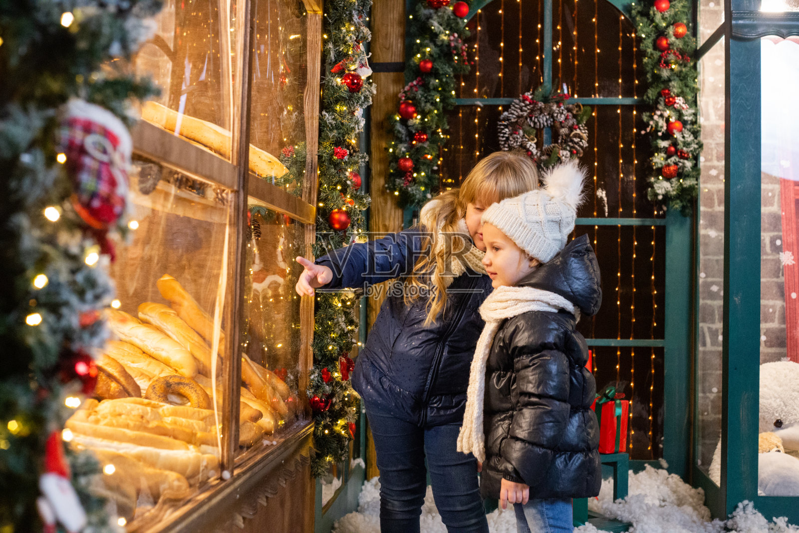 孩子们晚上在面包店挑选面包照片摄影图片