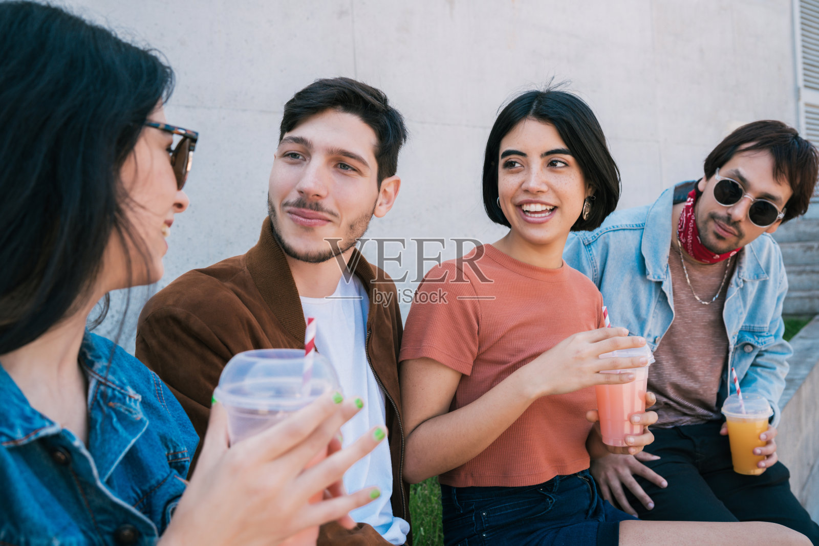 一群朋友在一起玩。照片摄影图片
