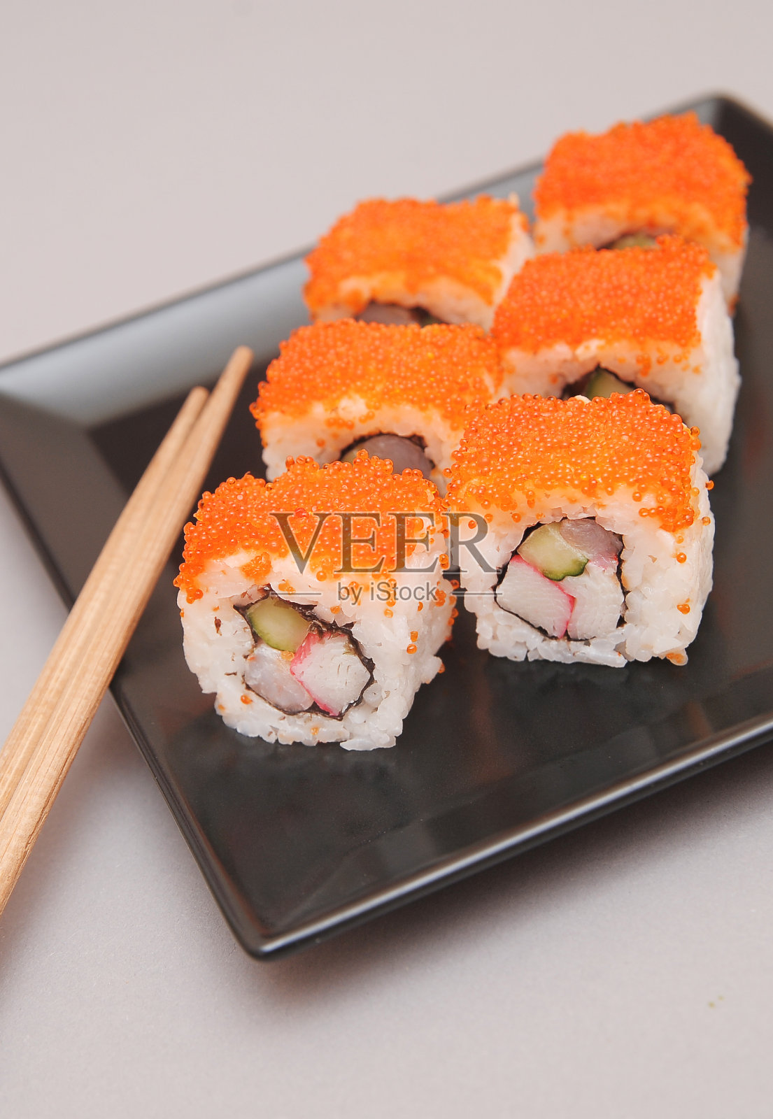 深色背景上的寿司照片摄影图片