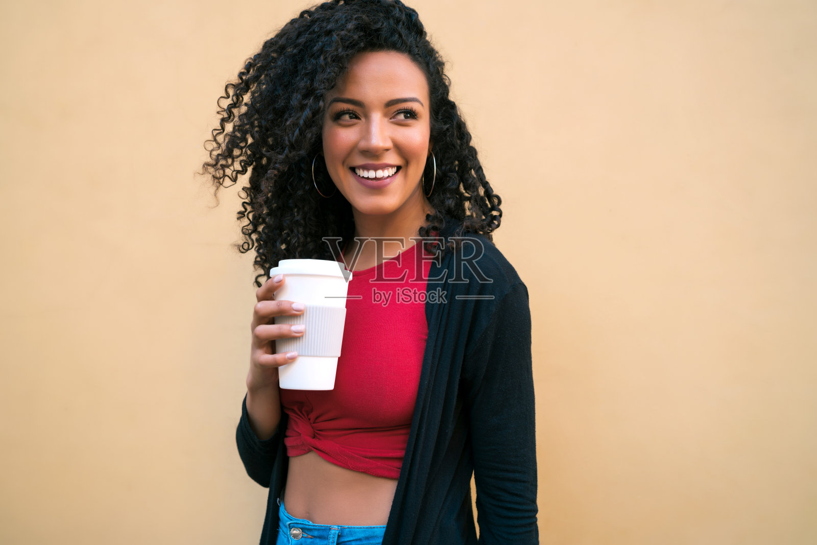 年轻的美国黑人妇女的肖像。照片摄影图片