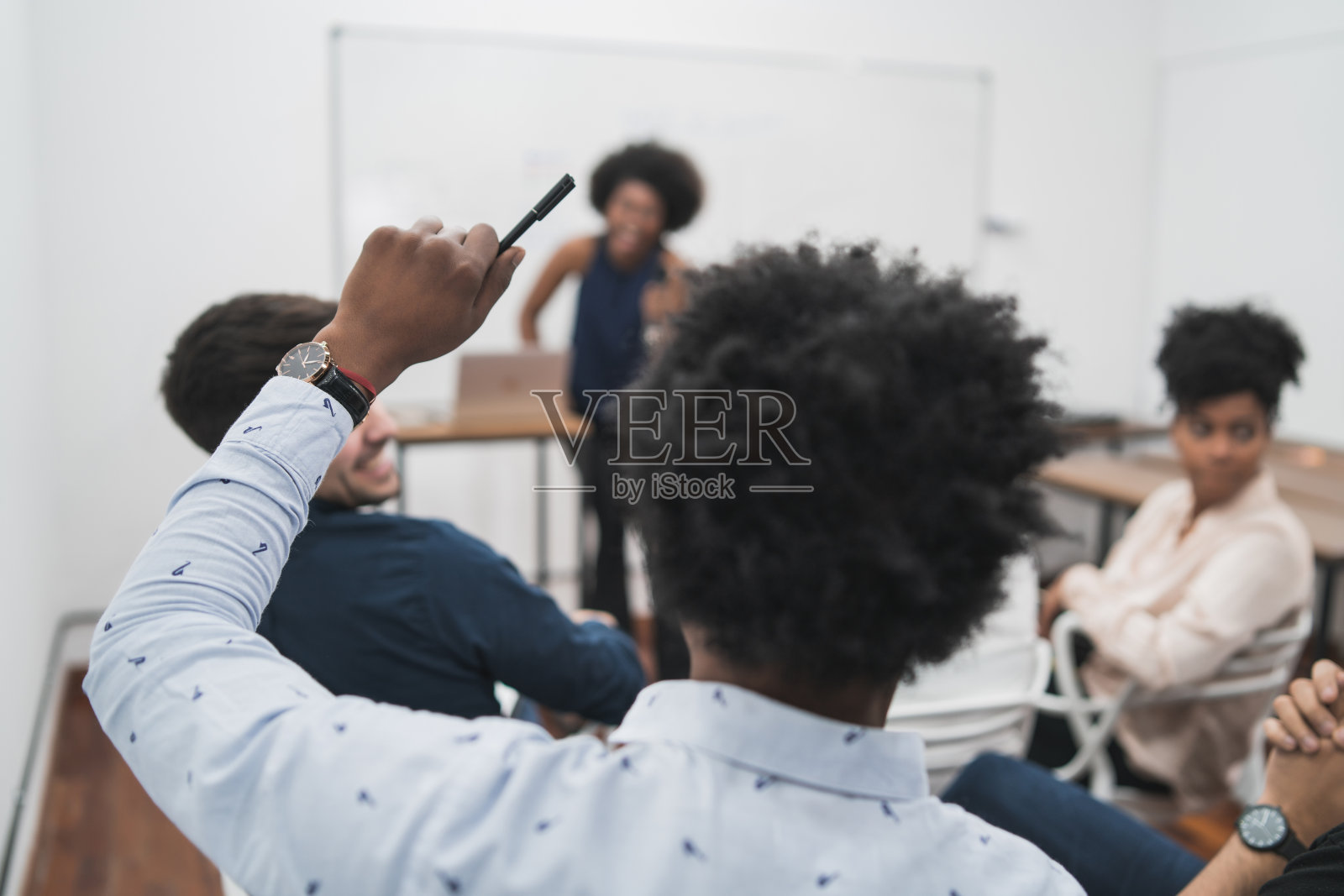 女经理领导一个头脑风暴会议。照片摄影图片