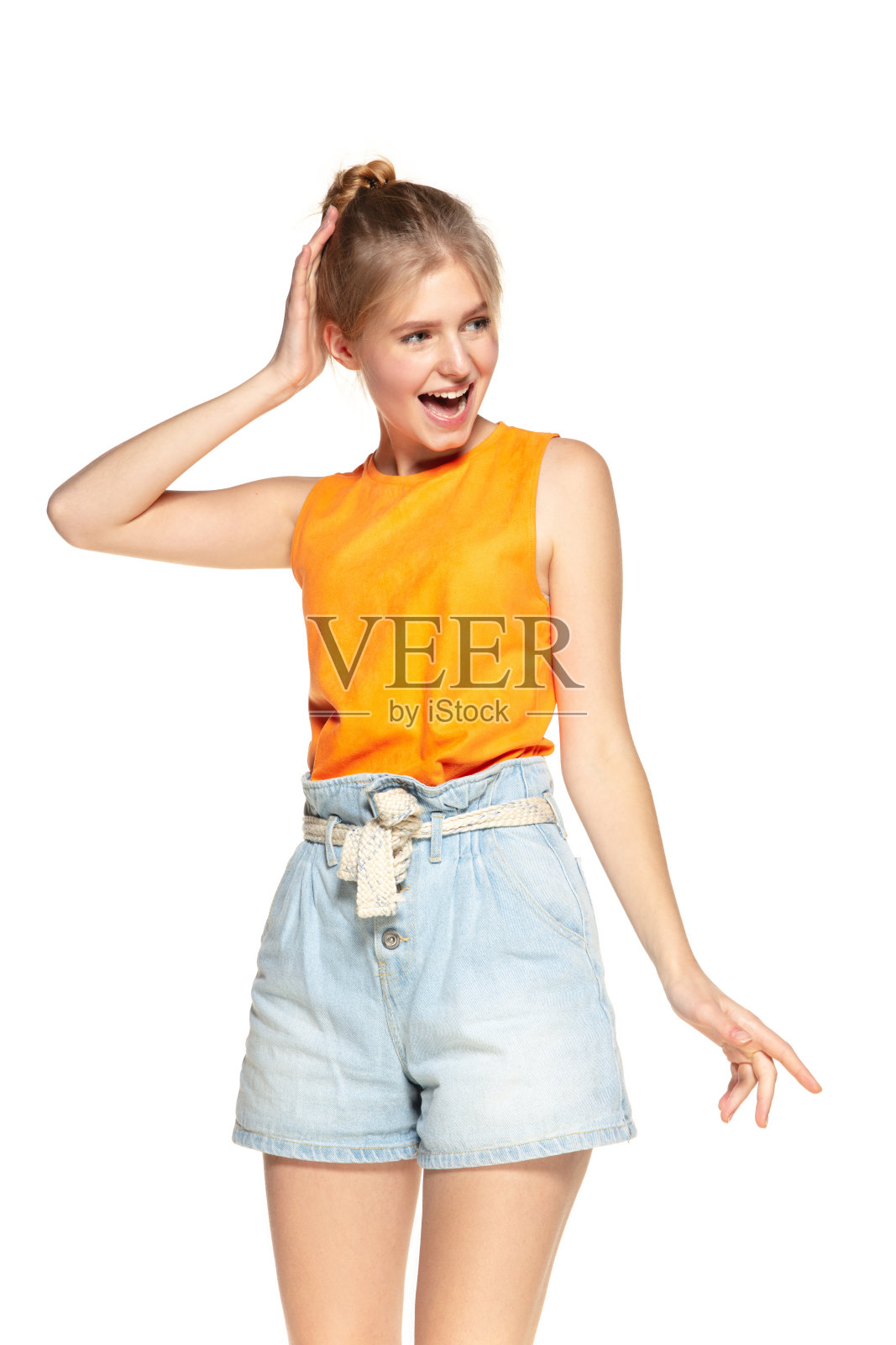 年轻的微笑女孩在休闲明亮的穿着孤立在白色的背景。照片摄影图片