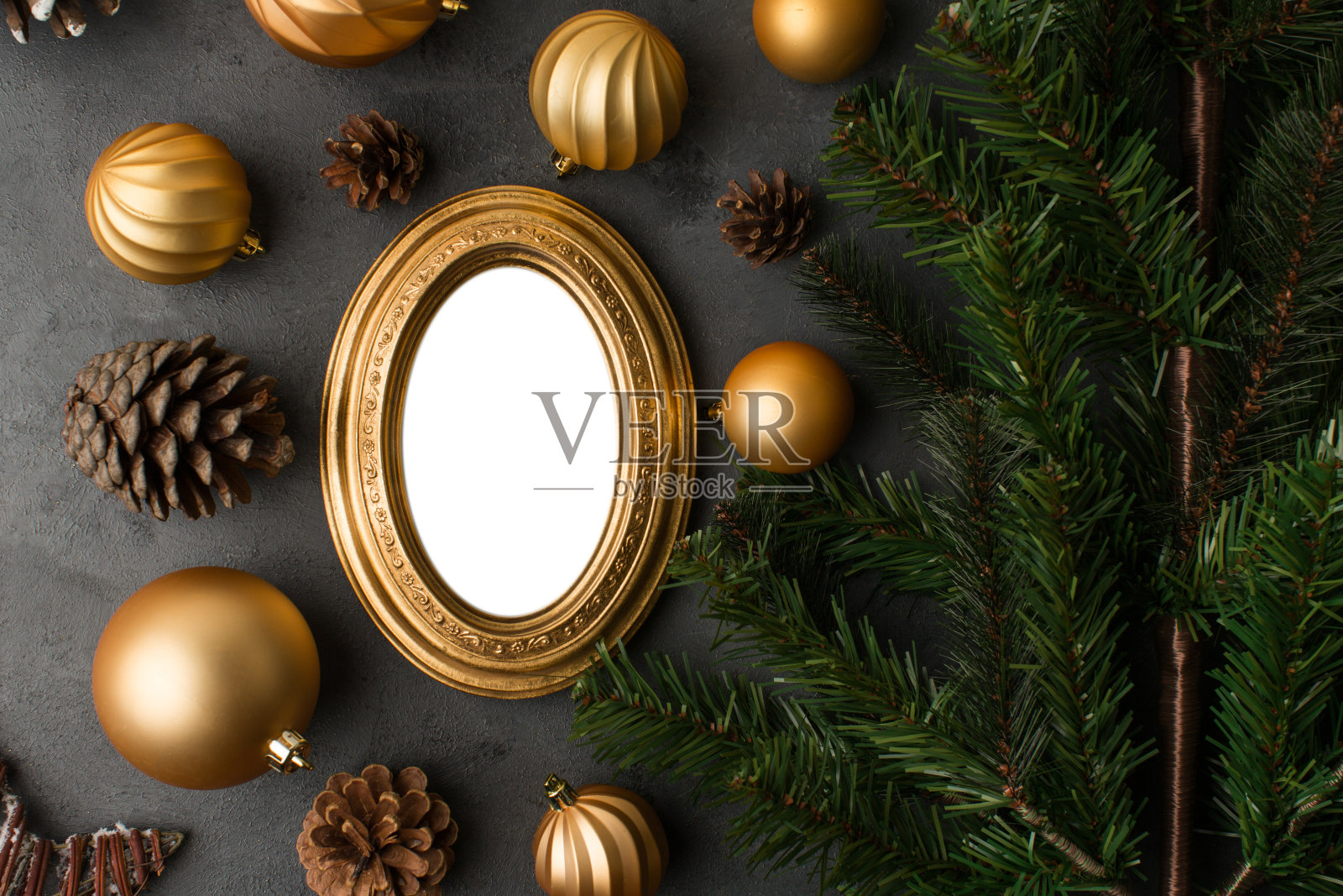 新年情绪概念，金色相框周围的圣诞树，冷杉和球照片摄影图片
