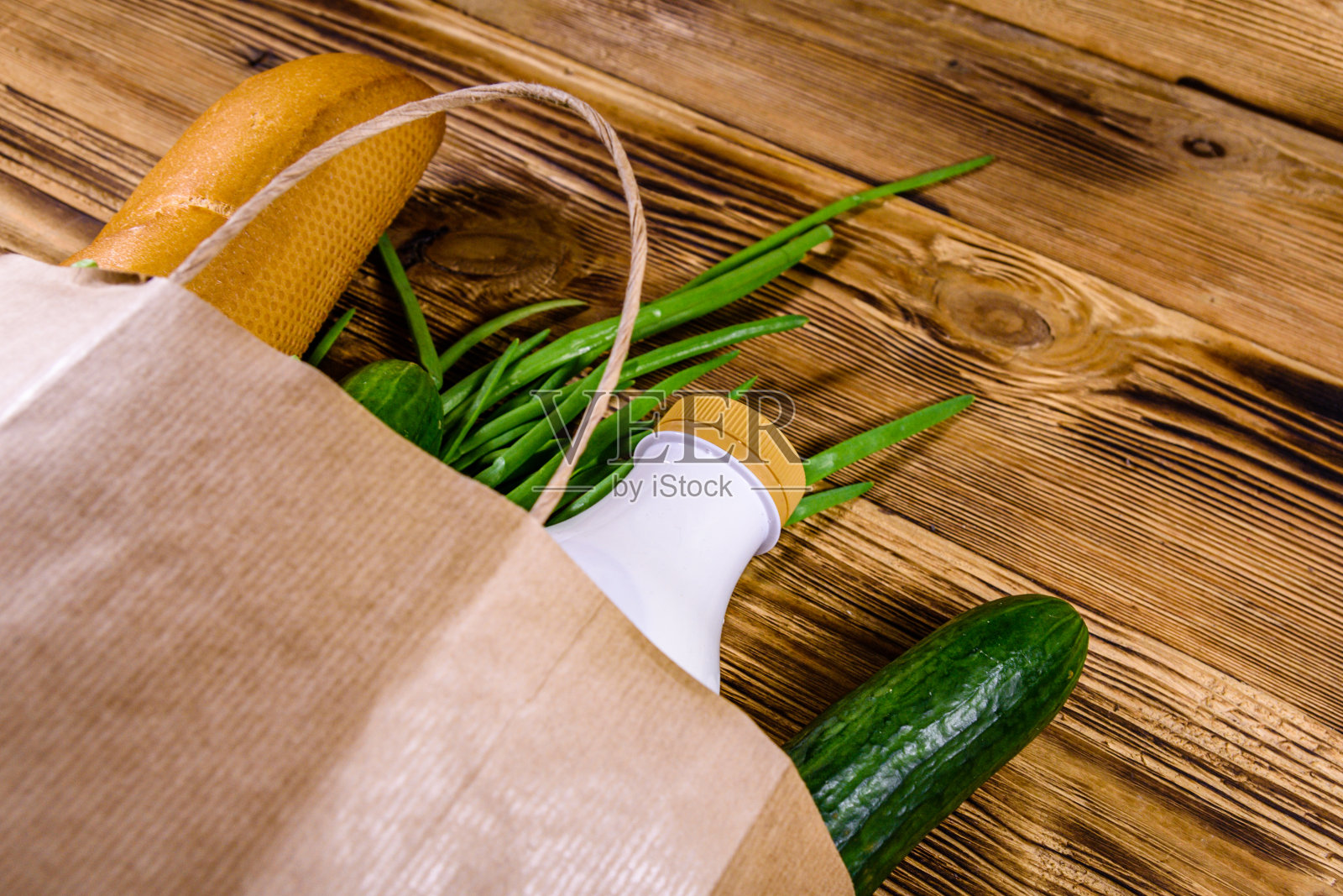 木桌上放着从食品店买来的各种食物。超市购物的概念照片摄影图片