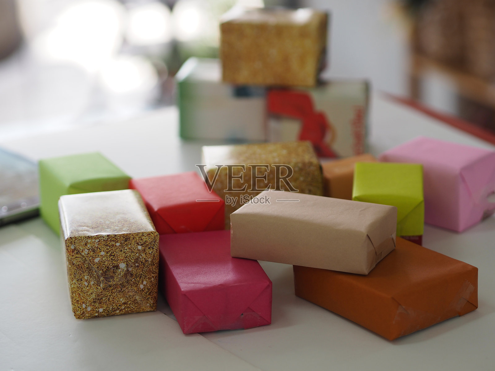 堆叠的礼品盒包装在多色纸，节日礼物的圣诞节和新年快乐照片摄影图片