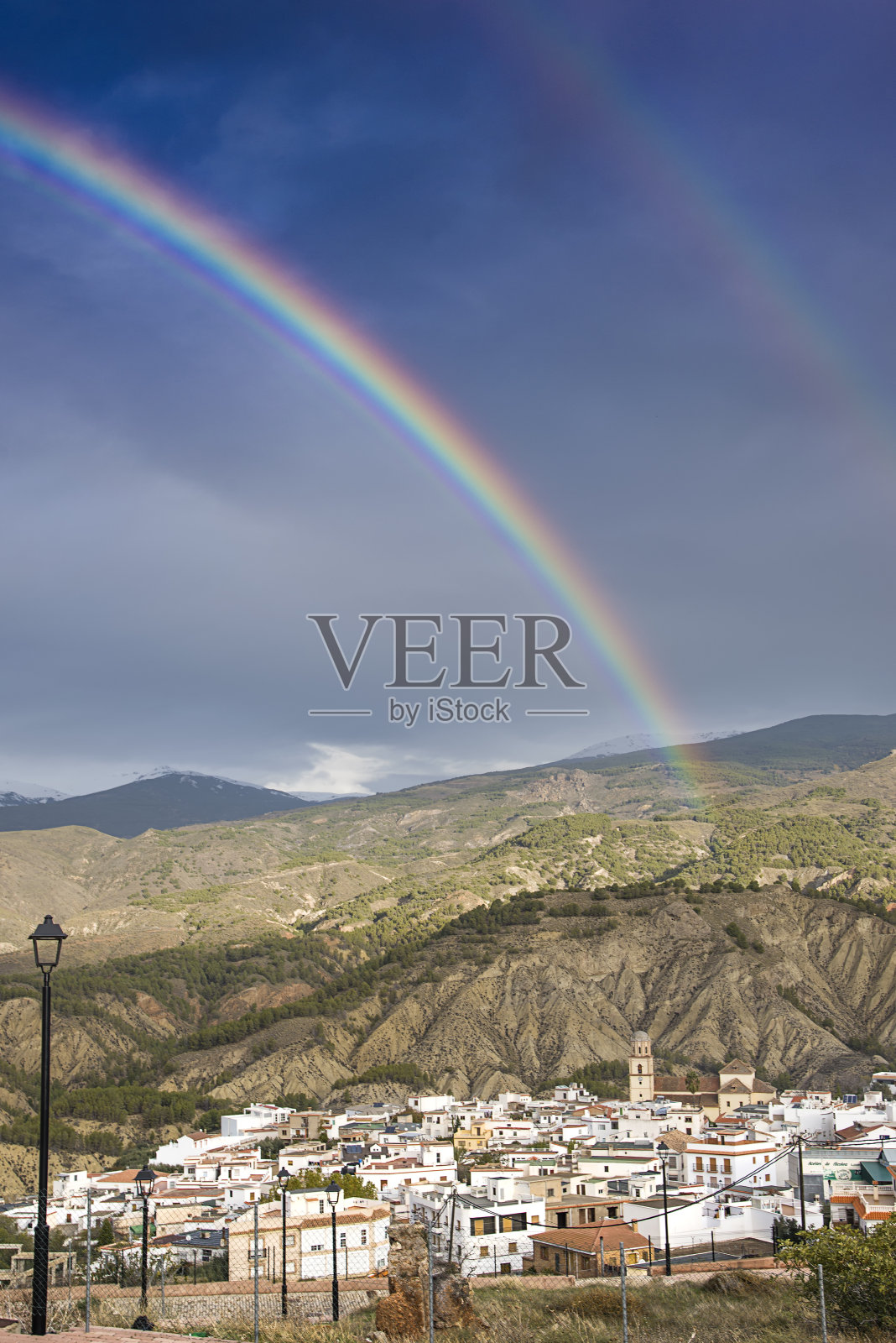 Alcolea，一个位于Alpujarra和彩虹的小镇照片摄影图片