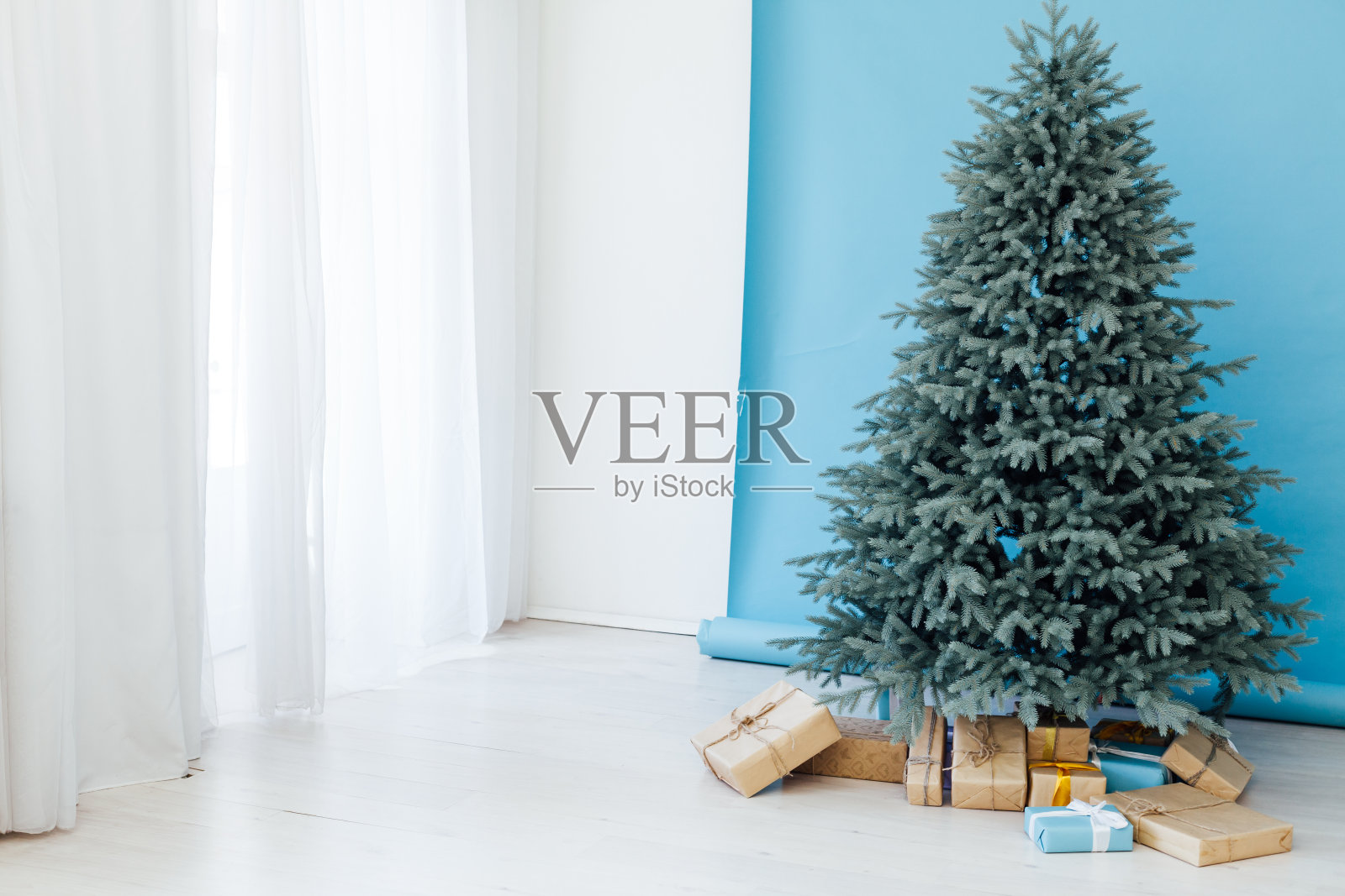 红色装饰新年室内圣诞树与礼物照片摄影图片