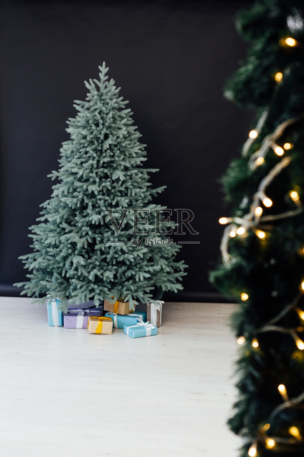 红色装饰新年室内圣诞树与礼物照片摄影图片