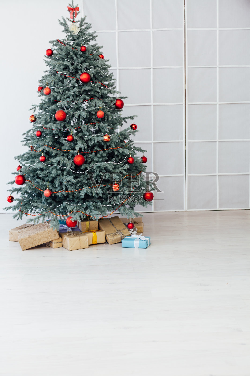 红色装饰新年室内圣诞树与礼物照片摄影图片