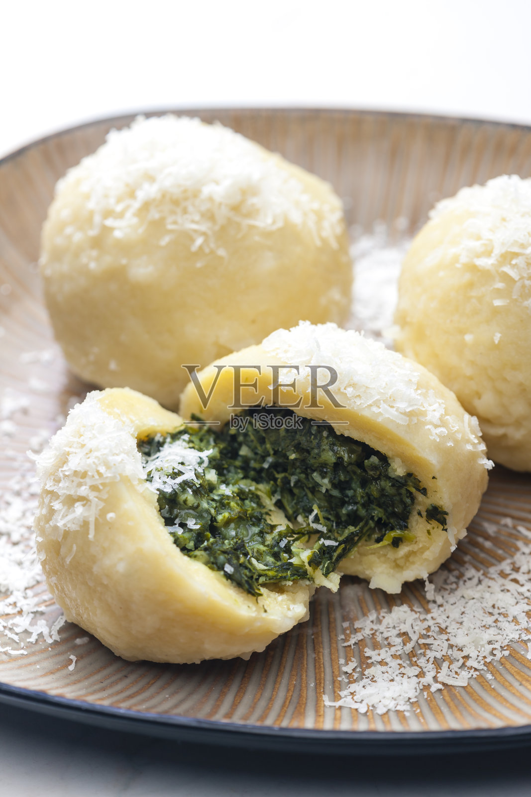 菠菜馅的土豆饺子照片摄影图片