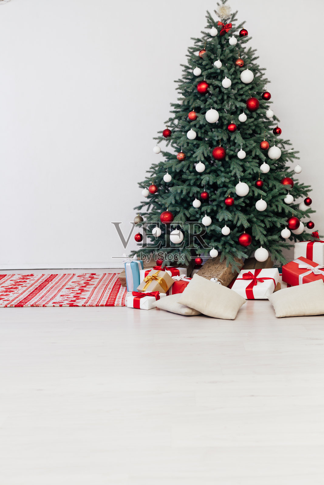 装饰新年室内美丽的圣诞树与礼物照片摄影图片