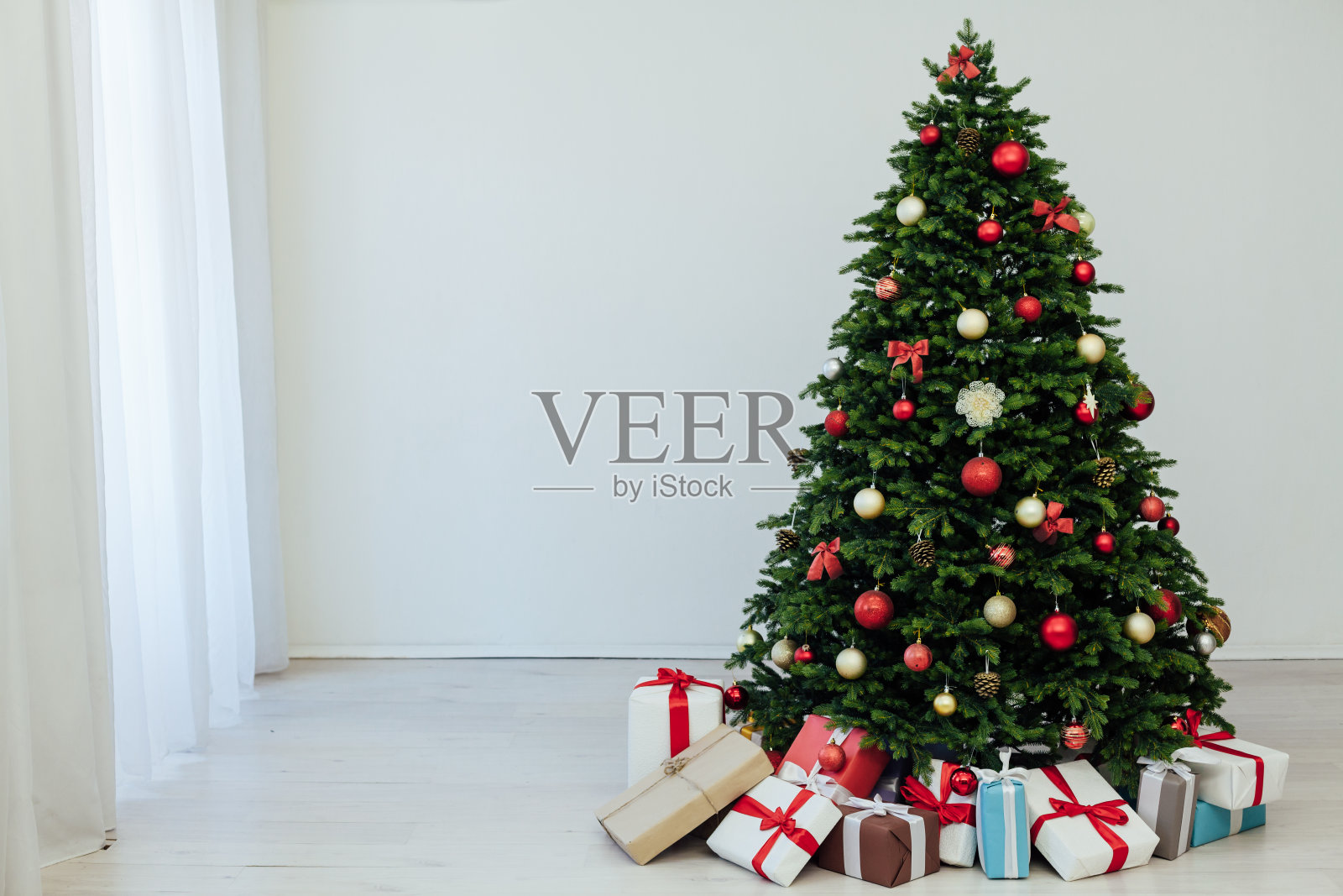 美丽的圣诞树用礼物装饰新年照片摄影图片