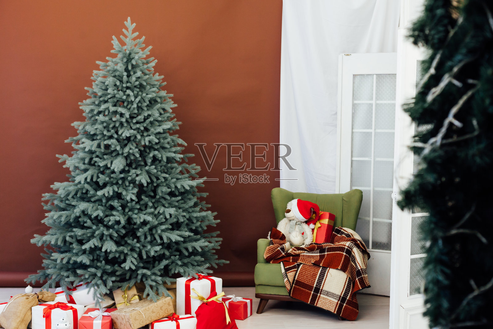 红色装饰新年室内圣诞树与礼物照片摄影图片