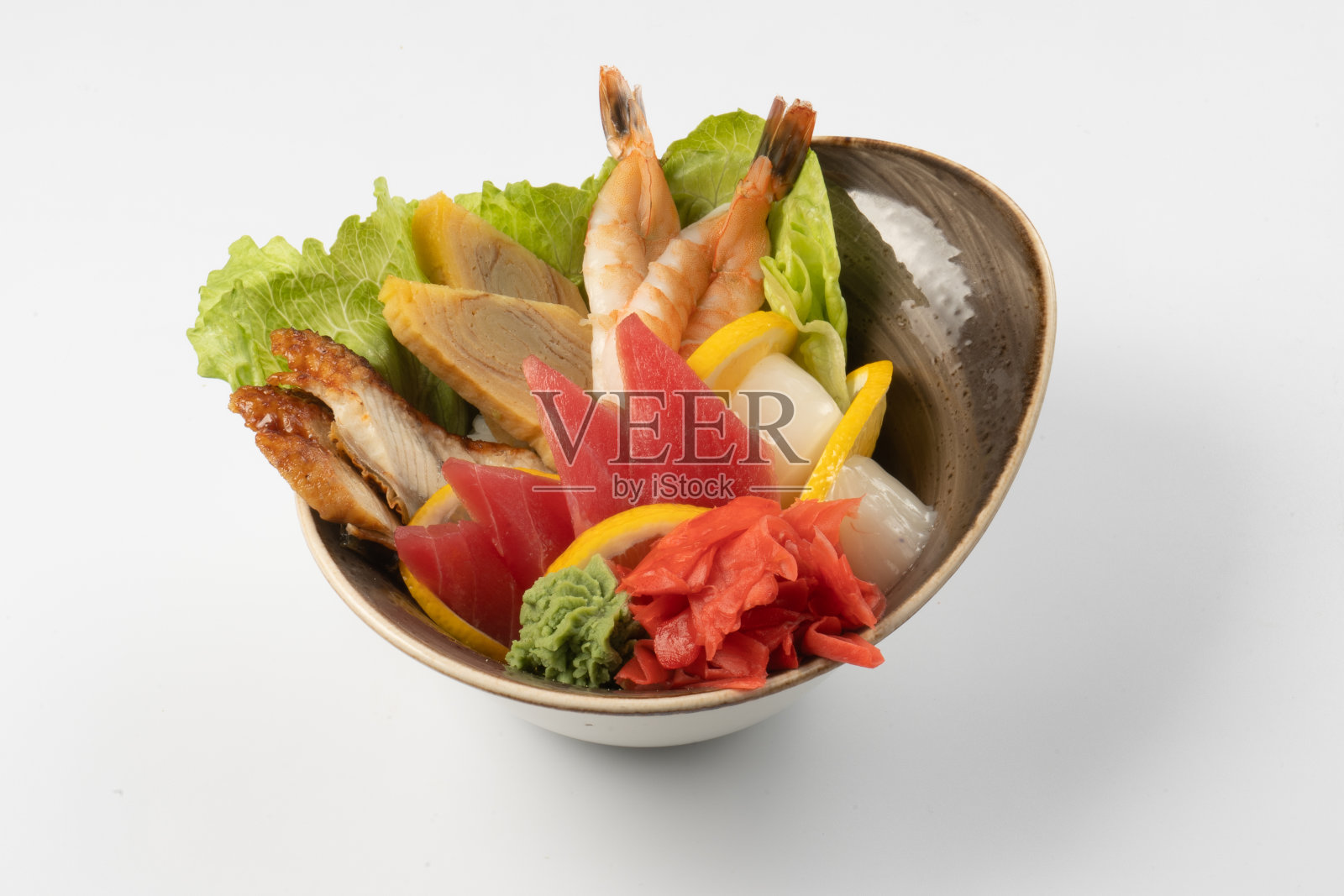 什锦寿司生鱼片。鳗鱼片，虾，金枪鱼，鳗鱼和扇贝与生姜，芥末，生菜和橙子片在米粉上。照片摄影图片