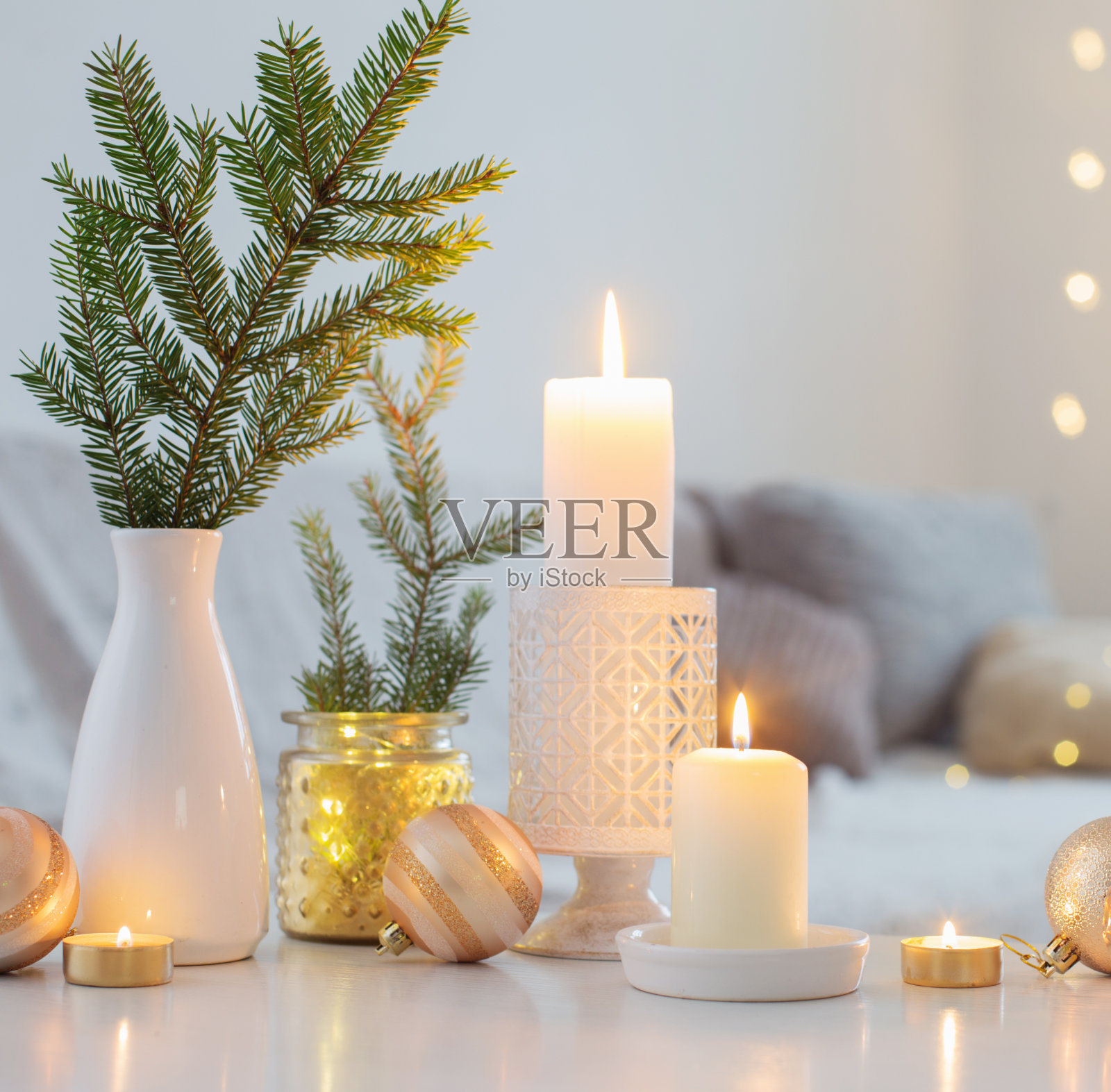 圣诞节装饰用燃烧的蜡烛在白色的内部照片摄影图片