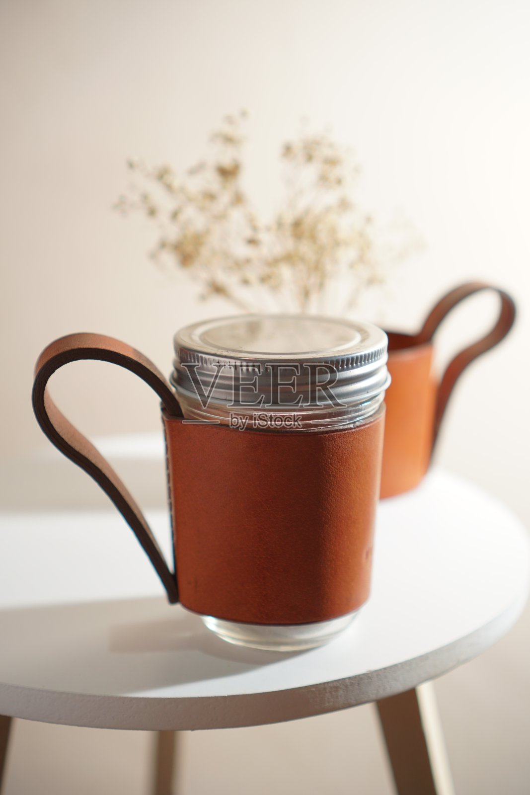 咖啡杯放在白色的桌上照片摄影图片