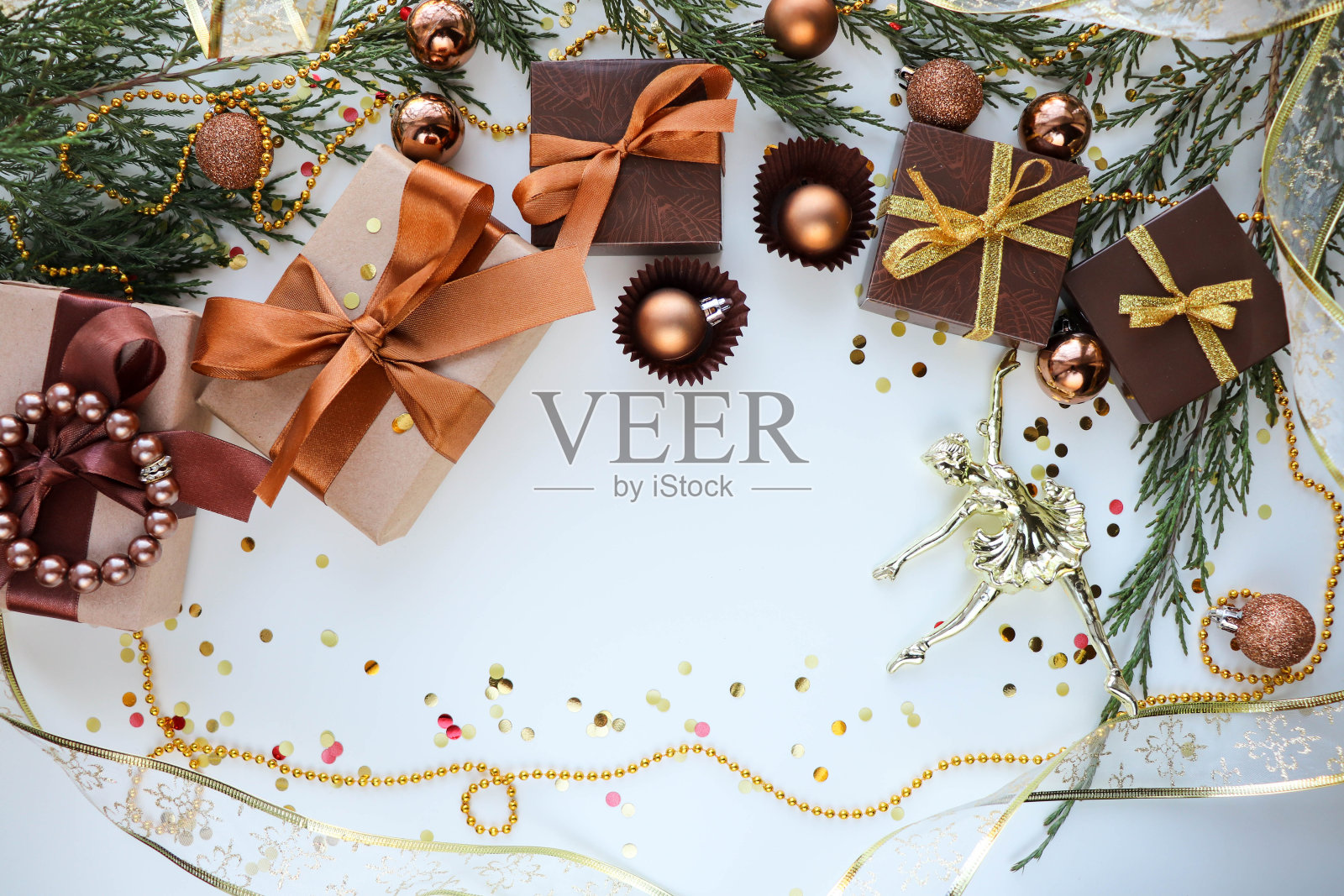 冷杉枝，松果，圣诞球和花环照片摄影图片