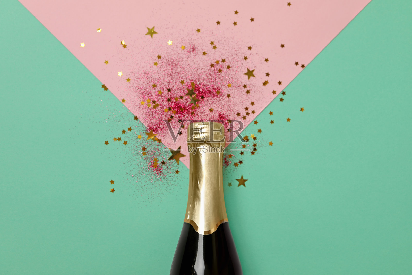 一瓶香槟和两种色调的亮片背景照片摄影图片