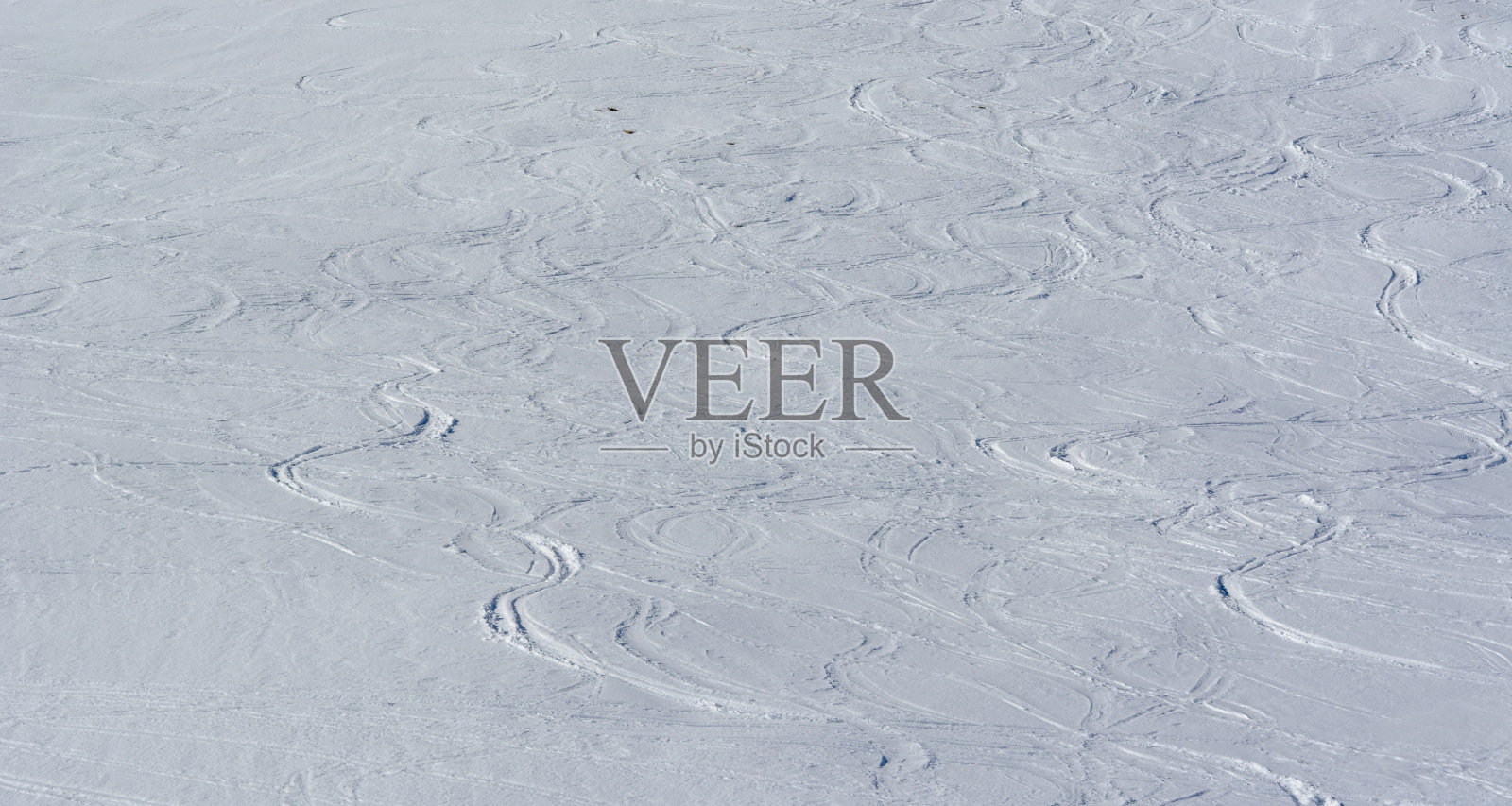 雪道外滑雪者的足迹照片摄影图片