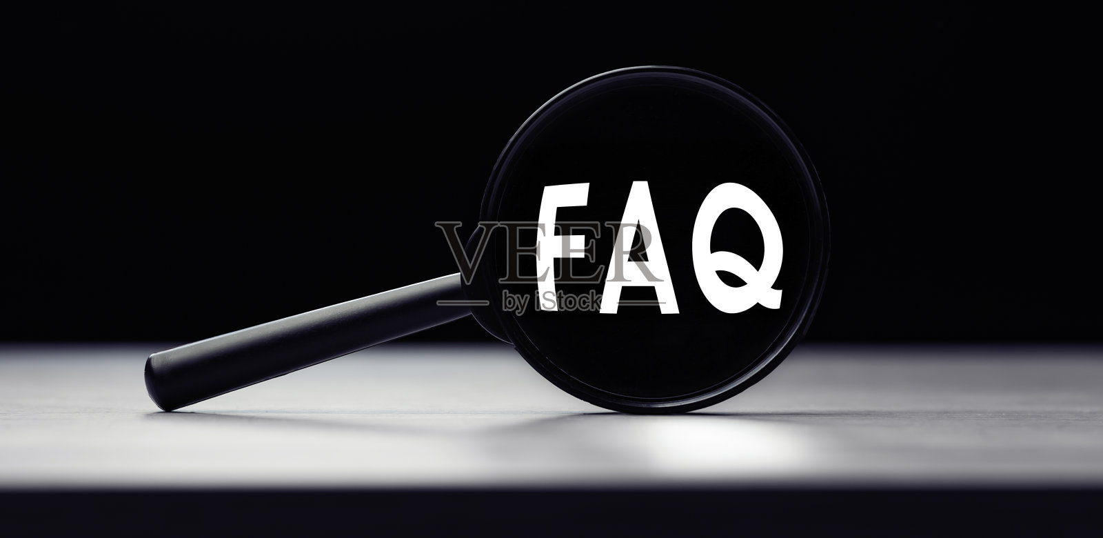 放大镜与单词FAQ -常见问题表。搜索的想法照片摄影图片
