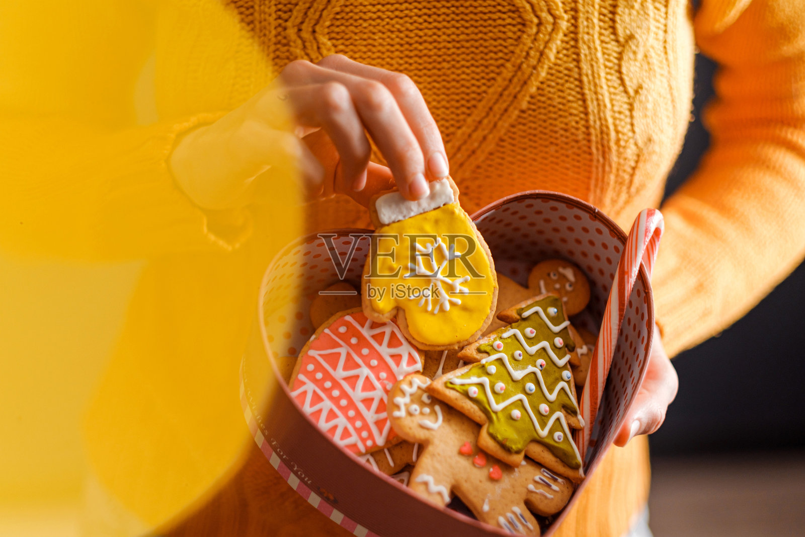 女人手里拿着姜饼的盒子照片摄影图片