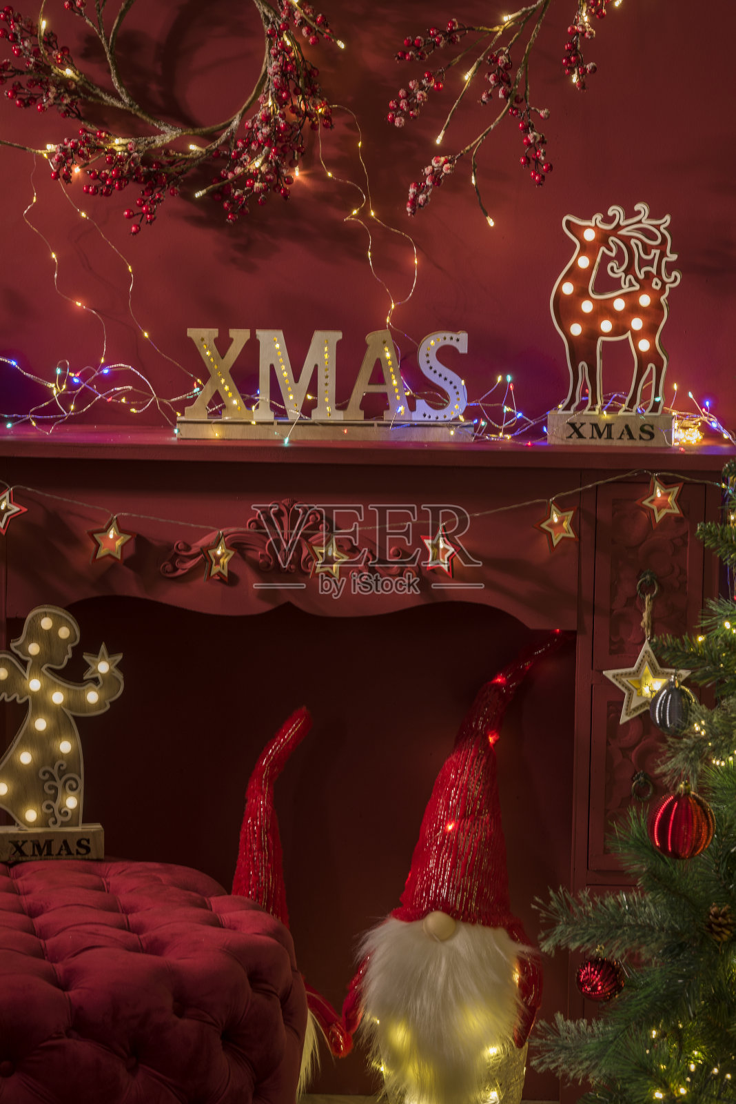 圣诞节期间用灯装饰的装饰品照片摄影图片