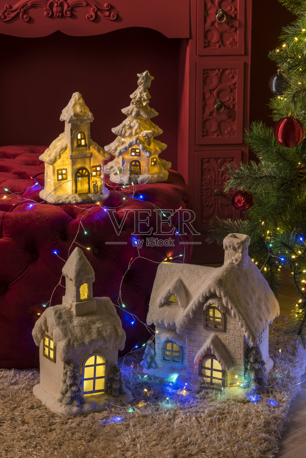 圣诞节期间用灯装饰的装饰品照片摄影图片