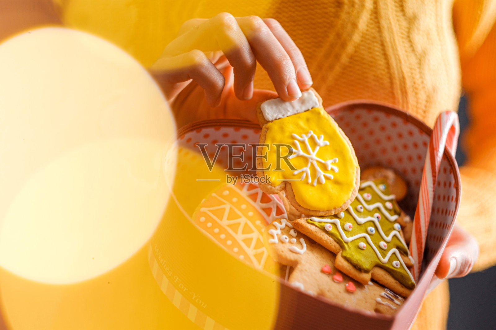 女人手里拿着姜饼的盒子照片摄影图片