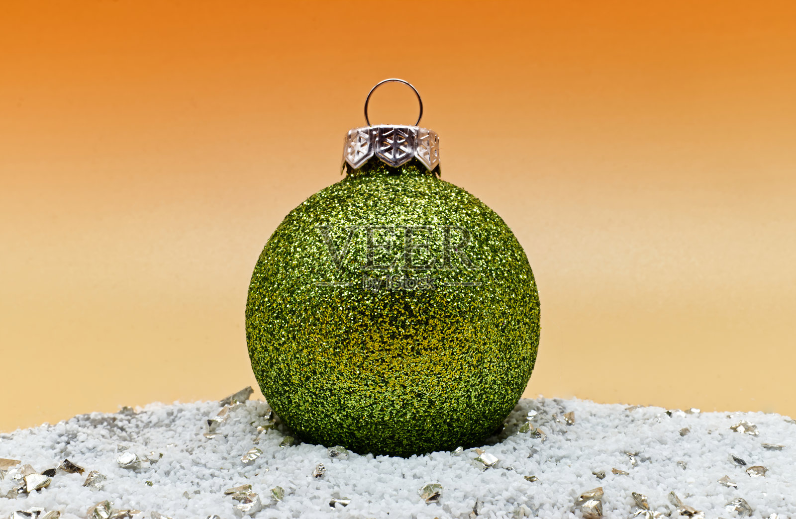 圣诞树上的人造雪球。传统的圣诞装饰照片摄影图片