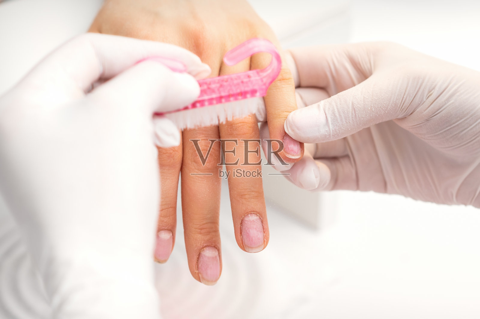 美甲师用刷子清理灰尘照片摄影图片