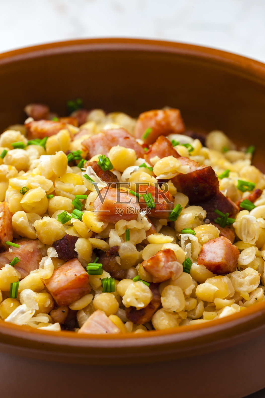 黄豌豆、培根和欧芹沙拉照片摄影图片