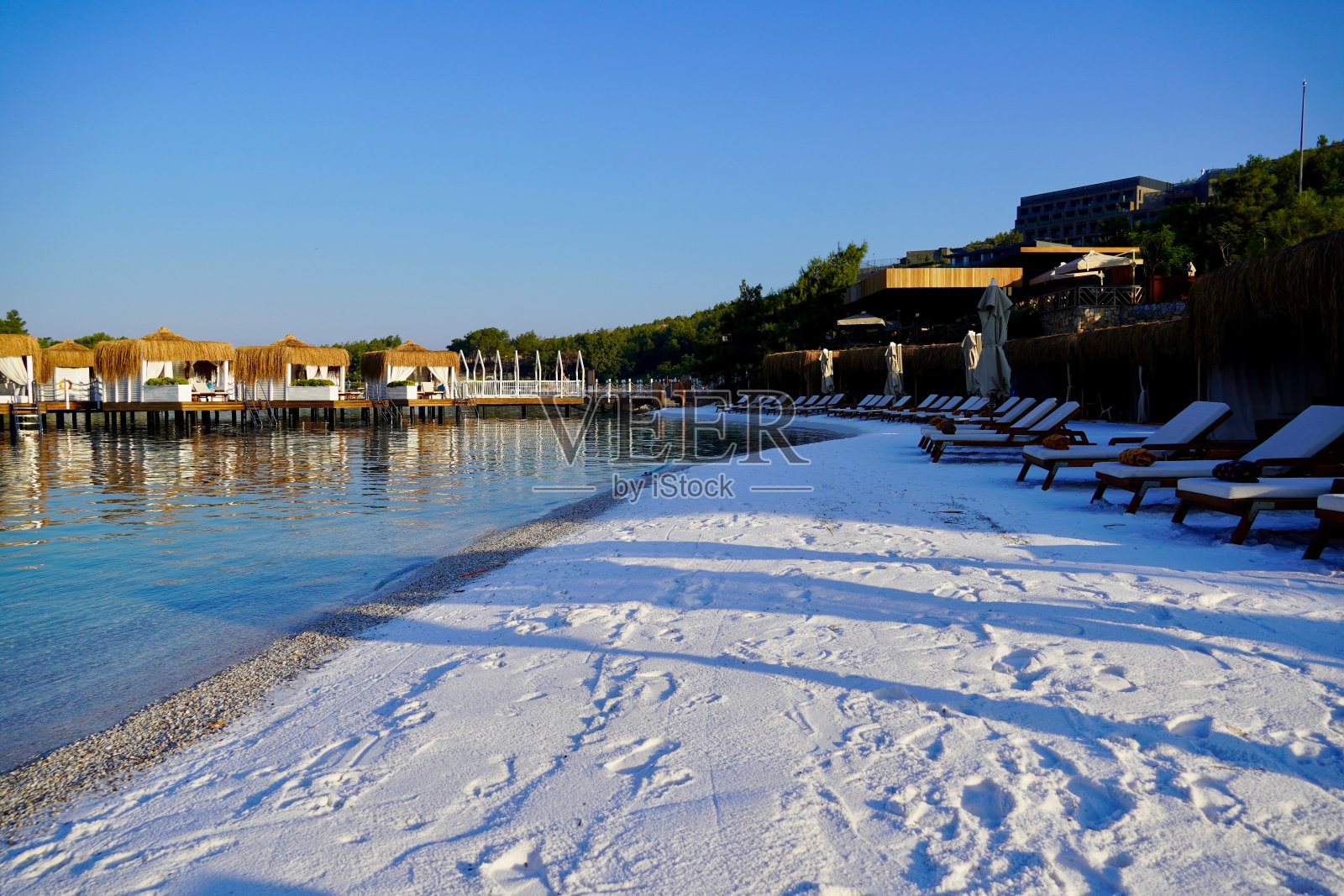 度假天堂。美丽的热带海滩横幅。白沙旅游广域旅游全景背景概念。翡翠海洋，令人惊叹的海滩景观，游艇照片摄影图片