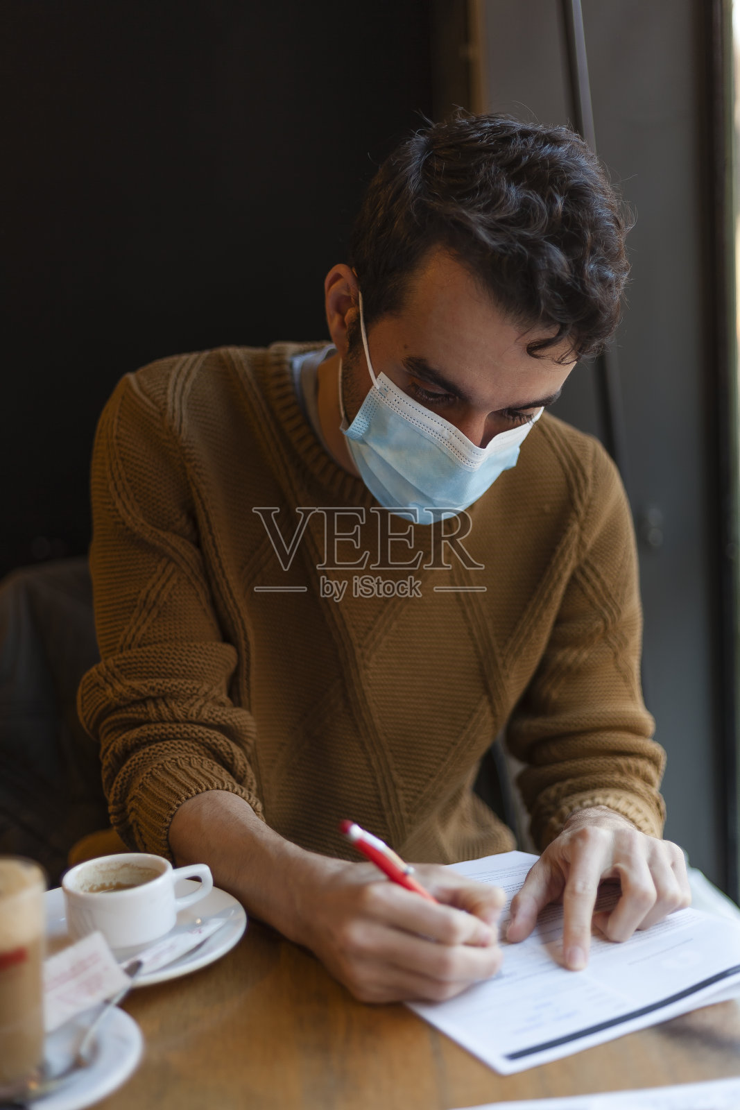 在流行病期间填写文件照片摄影图片