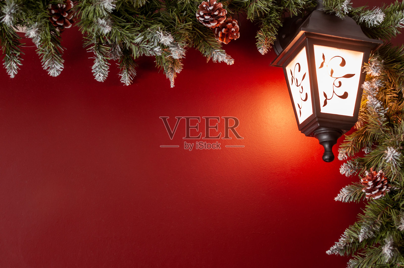 发光的灯笼，圣诞花环，拷贝空间照片摄影图片