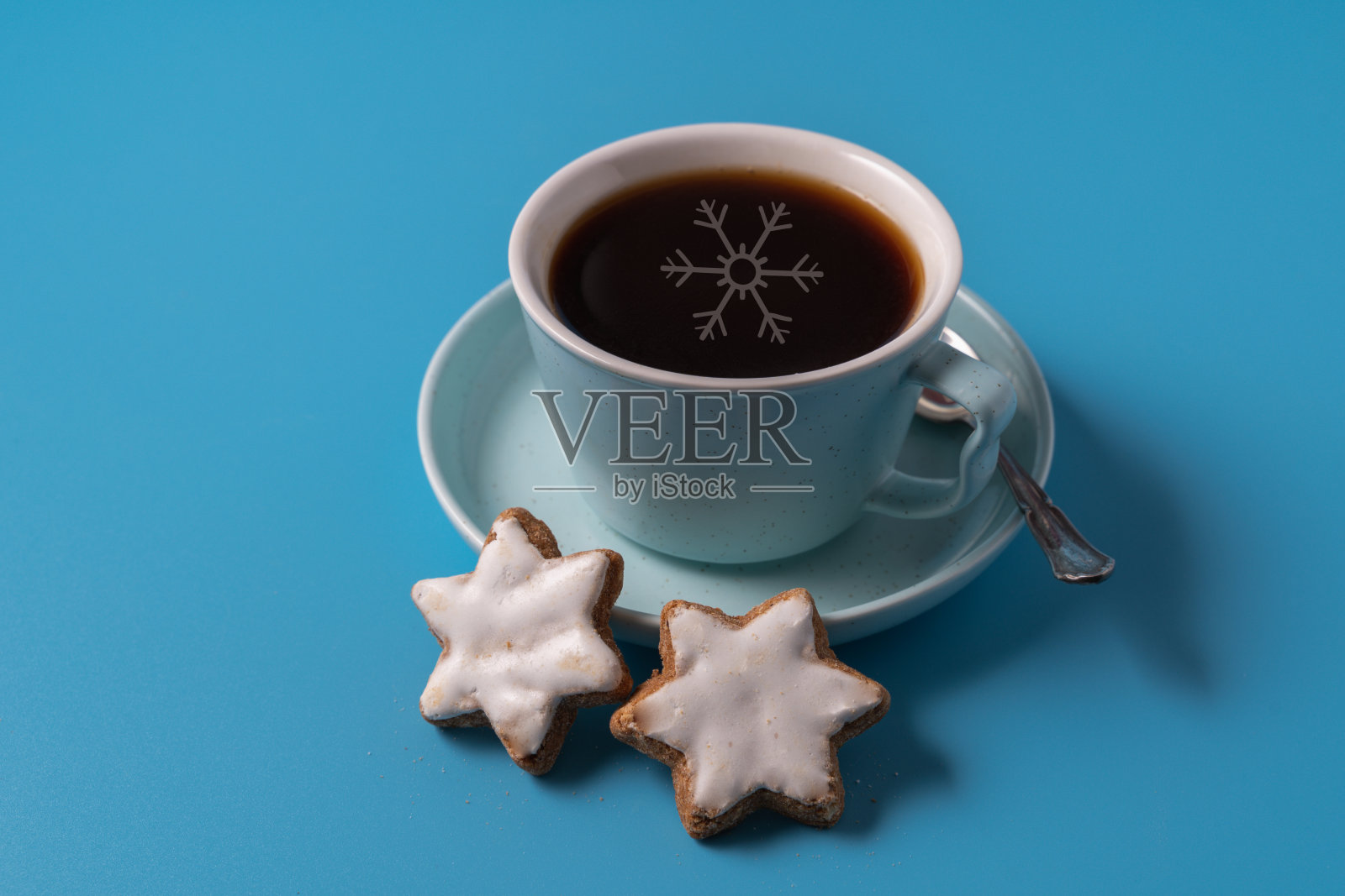 一杯黑咖啡，蓝色背景，与饼干，复制空间的文本。照片摄影图片