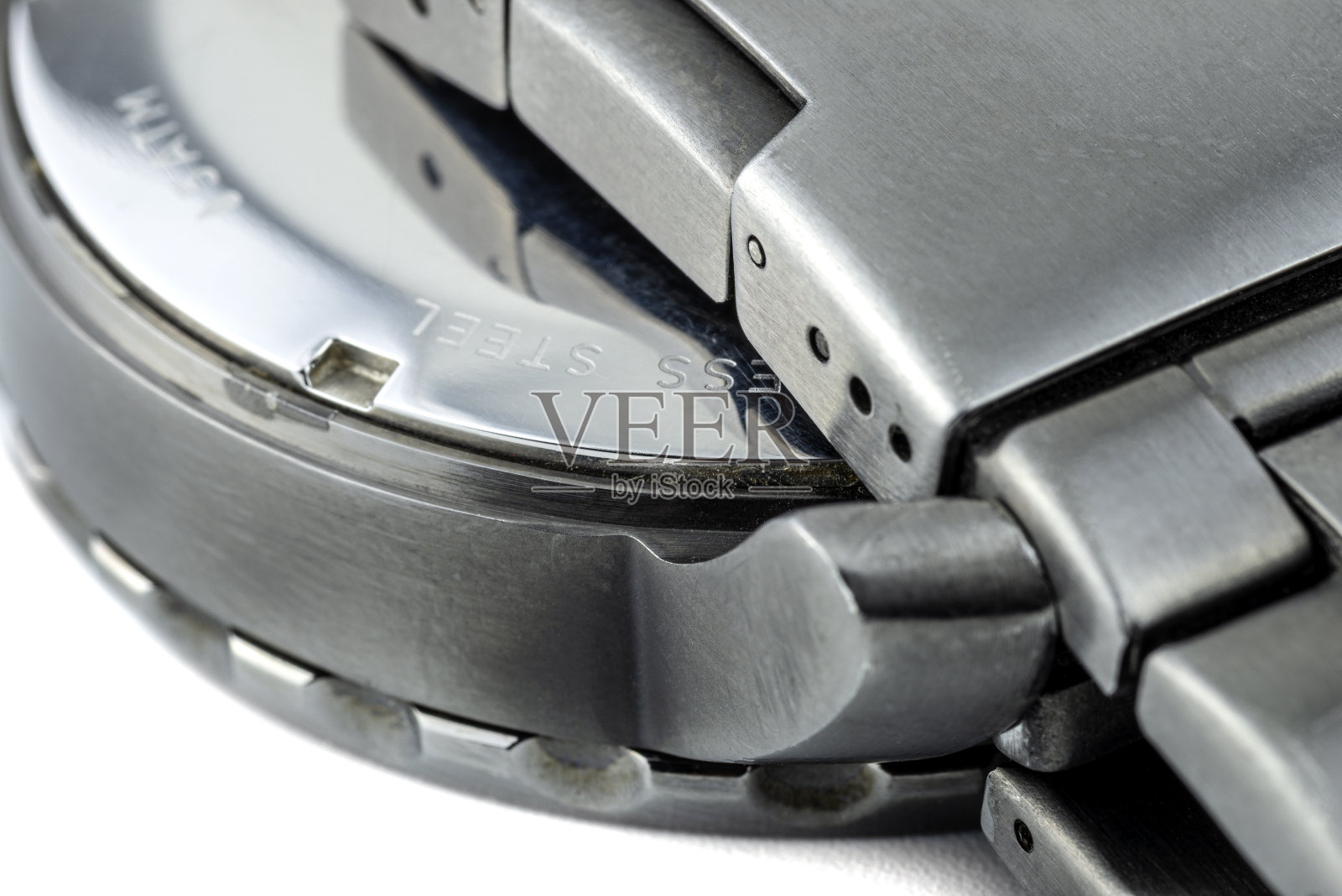 一个暗金属不锈钢表壳和表带的微距镜头，孤立在白色背景上。照片摄影图片