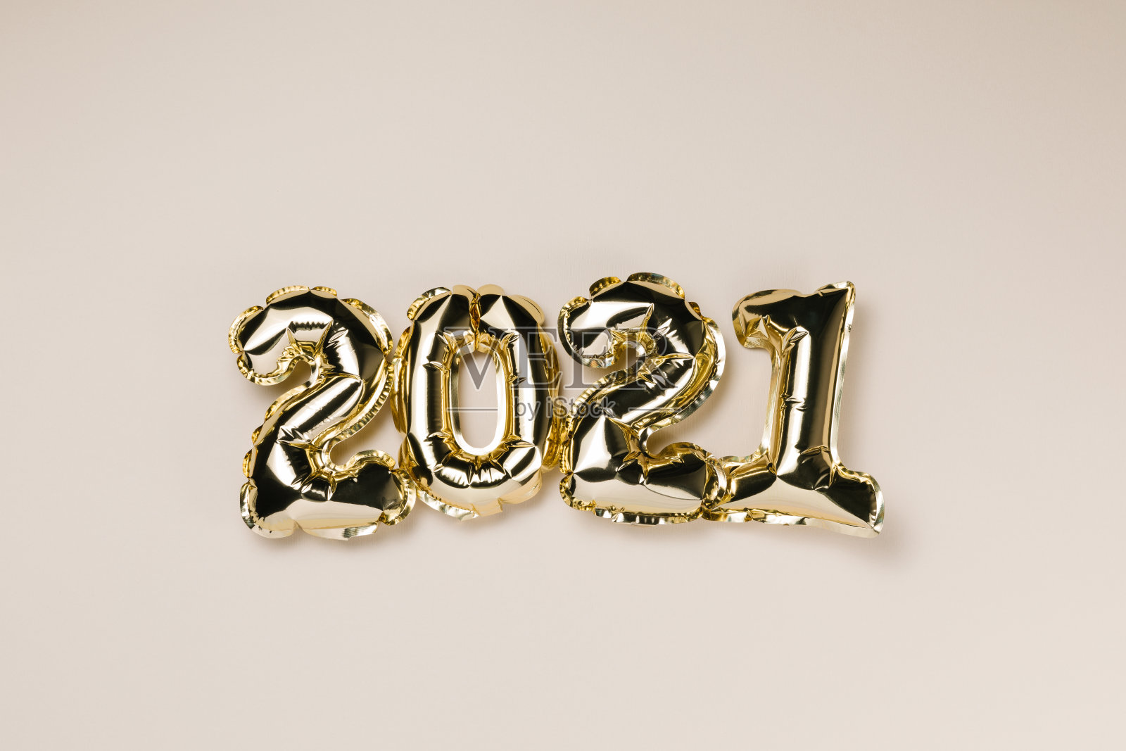 金箔气球数字2021，米色的派对装饰和设置帆船香槟背景。平铺，圣诞创意概念照片摄影图片