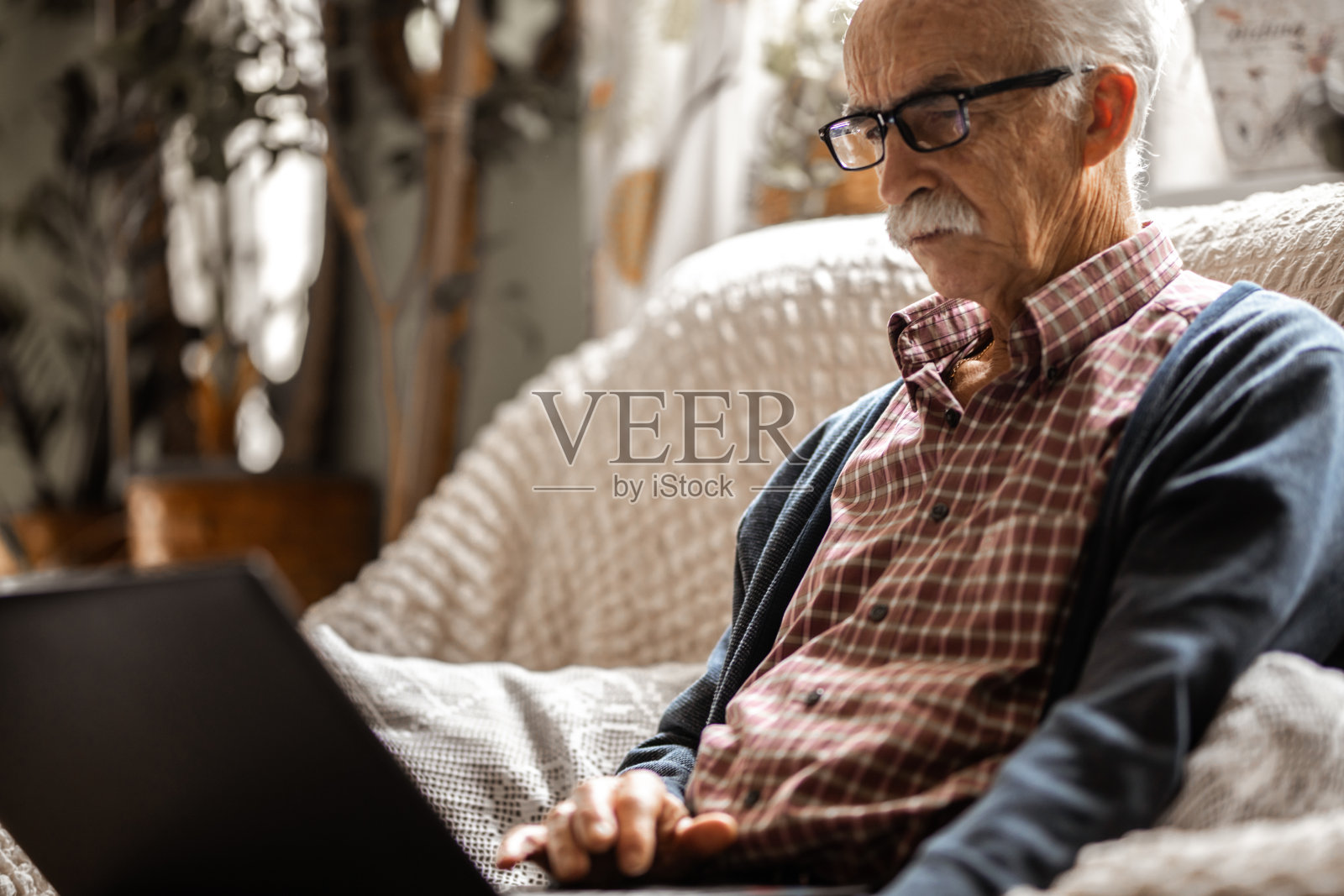 老人在家里用电脑照片摄影图片