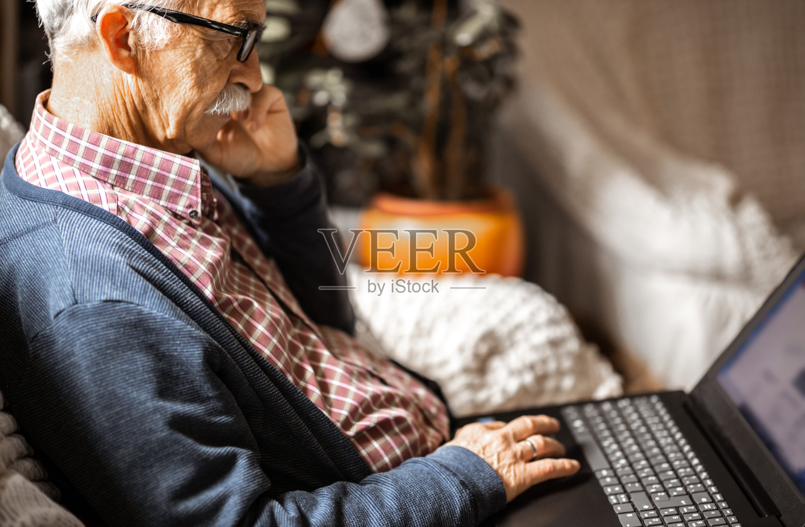 老人在家里用电脑照片摄影图片