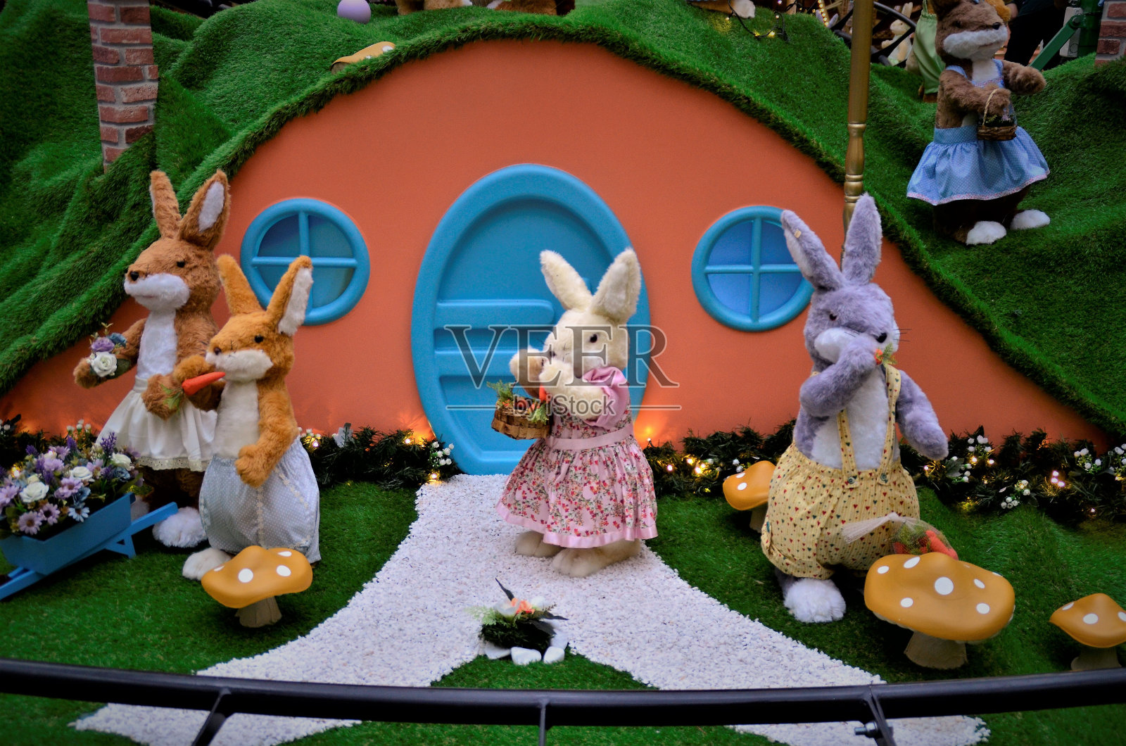 兔子穿着衣服在房前购物装饰照片摄影图片