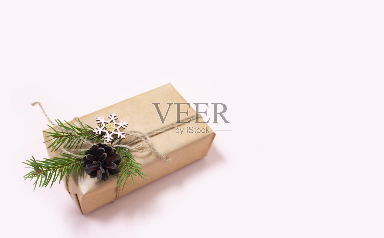 圣诞礼物用天然材料和木制的星星小饰品来装饰。“零浪费”的圣诞节照片摄影图片